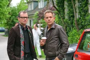 Künstleragent Egon Schwarz (Christian Pfeil, l.) macht Kommissar Bergmann (Florian Fitz, r.) auf eine heiﬂe Spur aufmerksam.