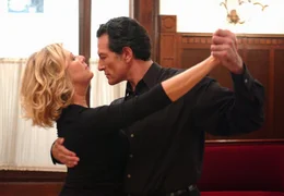 Mit s&uuml;dl&auml;ndischem Temperament wirbelt der Tanzlehrer Omero (Cosimo Fusco) seine neue Partnerin Manuela (Jutta Speidel) beim Tango &uuml;bers Parkett.