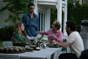 Abigail (Joanne Froggatt, l) und Simon (Dan Spielman, r.) sprechen mit Sophies Freund Tom (Max Mayer-Rayment, 2.v.l.) und dessen Vater Lloyd (Rob Carlton, 2.v.r.) über den Verlust ihrer Tochter.