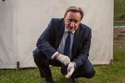 Inspector Barnaby (Neil Dudgeon) auf Spurensuche im Gelände Inspector Barnaby (Neil Dudgeon) auf Spurensuche im Gelände