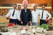 Gruppenfoto von links: Köche Alexander Kumptner, Robin Pietsch, Moderator Johann Lafer, Köche Karlheinz Hauser und Ralf Zacherl