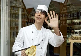 Albertos Enkel Leo (Simon Schober) soll als "Spion" hinter Katharinas Geheimrezept kommen.
