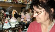 Angela (52) hat in 22 Jahren über 400 Puppen gesammelt. Große und kleine, sprechende und laufende, Porzellan- und Kunststoffpuppen - Angela besitzt einfach alle erdenklichen Sorten an Puppen. Angela (52) hat in 22 Jahren über 400 Puppen gesammelt. Große und kleine, sprechende und laufende, Porzellan- und Kunststoffpuppen - Angela besitzt einfach alle erdenklichen Sorten an Puppen.