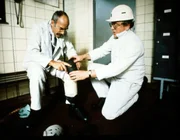 Als Peter (l.) sich fertig macht, um ins Bergwerk zu fahren, steht ihm ein Arbeiter (r.) mit Rat und Tat zur Seite.