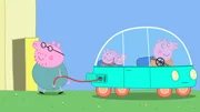 Papa Wutz (li.) hat ein Elektroauto gekauft und die ganze Familie quetscht sich ins Auto, welches nach einigen Metern wieder stoppt. Papa Wutz erkl&auml;rt Ihnen, dass Elektroautos Strom brauchen.