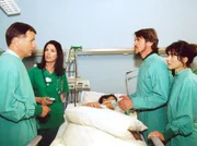 Dr.Elena Eichhorn (Cheryl Shepard, 2.v.l.) ist empört: Dr. Heilmann (Thomas Rühmann, links) erklärt den Sohn von Valerie Anja Kruse, rechts) Hendrik Stein (Tobias Hoesl) für hirntod und versucht ihn gegen das Gesetz als Herzspender für seinen Sohn zu requirieren. Dr.Elena Eichhorn (Cheryl Shepard, 2.v.l.) ist empört: Dr. Heilmann (Thomas Rühmann, links) erklärt den Sohn von Valerie Anja Kruse, rechts) Hendrik Stein (Tobias Hoesl) für hirntod und versucht ihn gegen das Gesetz als Herzspender für seinen Sohn zu requirieren.
