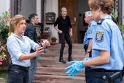 Hauptkommissarin Kerstin Klar (Fiona Coors, l.) und Oberkommissar Max Fischer (Max Hemmersdorfer, 2.v.l.) sollen das Haus von Ilse Dittmann (Hedi Kriegeskotte, M.) durchsuchen.