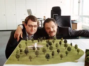 ARD MARGA ENGEL KOCHT VOR WUT, Der Immobilenspekulant Siegfried Ohrmann (Gunter Berger, rechts) und sein Assistent Hähnel (Maximilian Krückl) schmieden große Pläne.