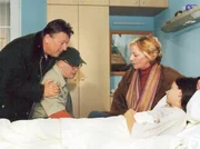 Tim (Bobi Brederlow, 2.v.l.) kommt als Spender für seine Schwester Elfi (rechts) in Frage, wissen seine Eltern (Hansjürgen Hürrig, Eva Weißenborn) nicht, ob sie ihm das OP Risiko zumuten können? Tim (Bobi Brederlow, 2.v.l.) kommt als Spender für seine Schwester Elfi (rechts) in Frage, wissen seine Eltern (Hansjürgen Hürrig, Eva Weißenborn) nicht, ob sie ihm das OP Risiko zumuten können?