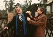 Der Kampf mit Marga (Marianne Sägebrecht) um die alte Villa schlägt Ohrmann (Gunter Berger, links) auf die Nerven - Anwalt Hähnel (Maximilian Krückl) leistet erste Hilfe. Der Kampf mit Marga (Marianne Sägebrecht) um die alte Villa schlägt Ohrmann (Gunter Berger, links) auf die Nerven - Anwalt Hähnel (Maximilian Krückl) leistet erste Hilfe.