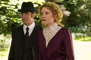 Murdoch (Yannick Bisson, l.) und Dr. Ogden (Héléne Joy) sind wegen Harrys Gefühlsausbruch überrascht. Murdoch (Yannick Bisson, l.) und Dr. Ogden (Héléne Joy) sind wegen Harrys Gefühlsausbruch überrascht.