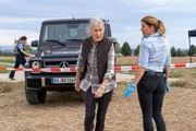 Ilse Dittmann (Hedi Kriegeskotte, l.) hat vom plötzlichen Tod ihres Sohnes Thomas erfahren und eilt erschrocken an Hauptkommissarin Kerstin Klar (Fiona Coors, r.) vorbei zum Tatort.