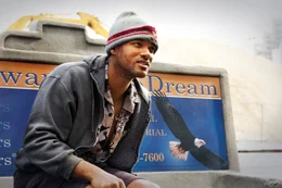 Schl&auml;ft meist auf einer Parkbank besoffen ein und reagiert gereizt und unmotiviert, sobald er auf Verbrecherjagd gehen soll: Superheld Hancock (Will Smith) ...