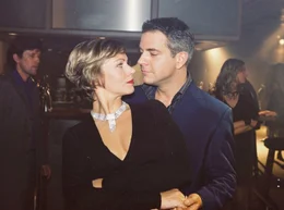 Von ihrem Kollegen Christian (Martin Ontrop) bekommt Maja (Jennifer Nitsch) erste Hinweise auf das dunkle Familiengeheimnis ihrer Mutter.; R&uuml;stige Rentnerinnen: Charlotte von Wiesenthal (Rosemarie Fendel) besucht ihre treue Haush&auml;lterin Sophie (Christel Peters, rechts) im Krankenhaus.; Ob Majas (Jennifer Nitsch, rechts) Ex-Freund auf diesen Typen eifers&uuml;chtig w&auml;re? Schon wieder pr&auml;sentiert Charlotte (Rosemarie Fendel) ihrer Tochter einen potenziellen "Scheinliebhaber" (Felix Bresser).; Ein T&auml;nzchen in Ehren: Maja (Jennifer Nitsch) flirtet mit ihrem Kollegen Nick (Florian Fitz).