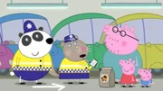 Als Papa Wutz, Peppa (2.v.re.) und Schorsch (re.) vom Einkauf zurückkehren, können sie das Auto nicht mehr finden. Wachmeister Panda (li.) und Wachmeisterin Eichhorn (2.v.li.) helfen ihnen bei der Suche.