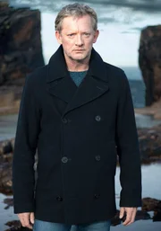 Am Strand von Mainland wird der abgetrennte Arm eines jungen Mannes gefunden. Für Kommissar Jimmy Perez (Douglas Henshall), seine Assistentin Tosh und Detective Constabl steht fest, dass es sich wohl kaum um einen Unfall auf hoher See gehandelt hat. Als kurz darauf weitere, teilweise aufgelöste Leichenteile angespült werden, entwickelt sich daraus ein Mordfall.