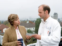 Von ihrem Kollegen Christian (Martin Ontrop) bekommt Maja (Jennifer Nitsch) erste Hinweise auf das dunkle Familiengeheimnis ihrer Mutter.