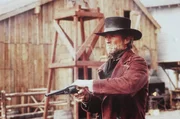 Der namenlose Reiter (Clint Eastwood) kommt einer Gruppe von Goldsch&uuml;rfern zu Hilfe ...