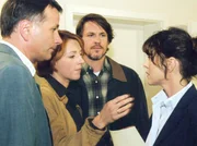 Heilmanns (Hendrikje Fitz, 2.v.l;Thomas Rühmann, links) bitten - in ihrer Angst um Jakobs Leben - Valerie (Anja Kruse, rechts) und Hendrik Stein (Tobias Hoesl) um das Herz ihres Sohnes. Heilmanns (Hendrikje Fitz, 2.v.l;Thomas Rühmann, links) bitten - in ihrer Angst um Jakobs Leben - Valerie (Anja Kruse, rechts) und Hendrik Stein (Tobias Hoesl) um das Herz ihres Sohnes.