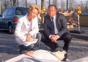 Ein Autofahrer erfaﬂt eine alte Dame - die Frau stirbt noch am Unfallort. Sowohl vom Autofahrer als auch von dem Fuﬂg&permil;nger fehlt Glaser (Britta Schmeling) und Kehler (Wolfgang Bathke) jede Spur.