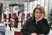 Eigentlich hatte sich Anna Springer (Rita Russek) ein Wellness-Weihnachten gewünscht - und keinen Banküberfall von drei maskierten Weihnachtsmännern. Eigentlich hatte sich Anna Springer (Rita Russek) ein Wellness-Weihnachten gewünscht - und keinen Banküberfall von drei maskierten Weihnachtsmännern.