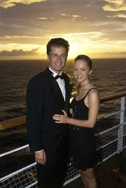 Katie Becker (Johanna Klante) und Daniel Neumann (Timothy Peach) sind seit Kindertagen eng befreundet. Bei der Kreuzfahrt entdeckt Daniel, dass er nicht nur Freundschaft für Katie empfindet. Katie Becker (Johanna Klante) und Daniel Neumann (Timothy Peach) sind seit Kindertagen eng befreundet. Bei der Kreuzfahrt entdeckt Daniel, dass er nicht nur Freundschaft für Katie empfindet.