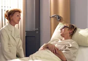Hella Schneider (Jenny Gröllmann) wurde nach einem Zusammenbruch in die Sachsenklinik eingeliefert. Oberschwester Ingrid (Jutta Kammann) kümmert sich um die Patientin. Hella Schneider (Jenny Gröllmann) wurde nach einem Zusammenbruch in die Sachsenklinik eingeliefert. Oberschwester Ingrid (Jutta Kammann) kümmert sich um die Patientin.