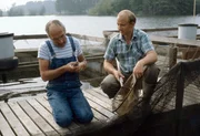 Peter Lustig (l.) besucht eine Fischzucht.