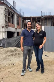 Carlos Bernales und Miriam Bernales - Kühni vor der Baustelle in Peru Carlos Bernales und Miriam Bernales - Kühni vor der Baustelle in Peru