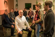 Dominik Morgenstern (Joscha Kiefer, r.) und Toni Bischoff (Amanda da Gloria, 2. v. r.) sprechen mit Heiner Feldmann (Reiner Schöne, 2. v. l.) im Therapieraum, wo Arthur Bauer (Gerd Silberbauer, l.) und die anderen Teilnehmer warten. Dominik Morgenstern (Joscha Kiefer, r.) und Toni Bischoff (Amanda da Gloria, 2. v. r.) sprechen mit Heiner Feldmann (Reiner Schöne, 2. v. l.) im Therapieraum, wo Arthur Bauer (Gerd Silberbauer, l.) und die anderen Teilnehmer warten.