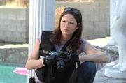 Sara (Jorja Fox) sucht auf der Sugar Kane Ranch, die von George "Binky" Babinkian aus Aserbaidschan und seiner amerikanischen Frau Doris als eine Mischung aus Campingplatz, Familienrestaurant und Bordell betrieben wird, nach Spuren. Was ist hier genau passiert?