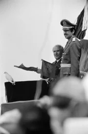 Le pr&eacute;sident Nour Mohammad Taraki lors du premier anniversaire de la r&eacute;volution de son r&eacute;gime prosovi&eacute;tique le 27 avril 1979 &agrave; Kaboul, Afghanistan. (Photo by Fran&ccedil;ois LOCHON/Gamma-Rapho via Getty Images)