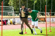 Staller (Helmfried von L&uuml;ttichau, links) ist vom Fu&szlig;balltraining begeistert und trainiert gleich mit Stefan Schneider (Urs Fabian Winiger).