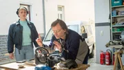 Austauschpolizistin Stine (Sidsel Hindhede, l.) befragt Frederik Nagel (Daniel Christensen, r.) in seiner Reparaturwerkstatt; Nagel berichtet, zum Tatzeitpunkt einen Mann mit roten Haaren gesehen zu haben.
