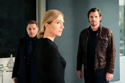 Kim Tramell (Ursina Lardi) steht im Mittelpunkt der Ermittlungen der Kommissare Thorsten Lannert (Richy Müller, l.) und Sebastian Bootz (Felix Klare, r.) – oder ein Opfer, denn unter Druck gesetzt, beschuldigt sie ihren Chef der Vergewaltigung.
