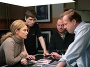 Kommissar Wallander (Krister Henriksson, rechts) bespricht sich mir der Staatsanwältin Katarina Ahlsell (Lena Endre) sowie seinen beiden Kollegen Pontus (Sverrir Gudnason, links) und Nyberg (Mats Bergman). Kommissar Wallander (Krister Henriksson, rechts) bespricht sich mir der Staatsanwältin Katarina Ahlsell (Lena Endre) sowie seinen beiden Kollegen Pontus (Sverrir Gudnason, links) und Nyberg (Mats Bergman).