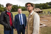 DS Nelson (Gwilym Lee, l.) und DCI Barnaby (Neil Dudgeon, m.) fragen sich, ob Grabungsassistent Dexter Ingram (Stefano Braschi) so ahnungslos ist, wie er sich gibt. DS Nelson (Gwilym Lee, l.) und DCI Barnaby (Neil Dudgeon, m.) fragen sich, ob Grabungsassistent Dexter Ingram (Stefano Braschi) so ahnungslos ist, wie er sich gibt.