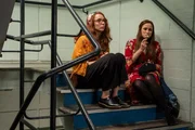 Villanelle (Jodie Comer, l.) nutzt ihre Chance und verwickelt Gemma (Emma Pierson, r.) in ein Gespr&auml;ch. Sie macht auf Gemma einen netten Eindruck. Doch Villanelle hat einen perfiden Plan.
