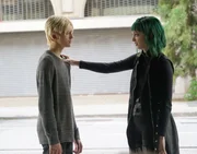Andy Strucker (Percy Hynes White, l.); Polaris (Emma Dumont, r.)