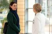 Dr. Ina Schulte (Isabell Gerschke, re.) wundert sich, dass Klinikleiterin Prof. Dr. Maria Weber (Annett renneberg, li.) nach nur zwei Wochen Auszeit wieder in der Sachsenklinik anfängt. Dr. Ina Schulte (Isabell Gerschke, re.) wundert sich, dass Klinikleiterin Prof. Dr. Maria Weber (Annett renneberg, li.) nach nur zwei Wochen Auszeit wieder in der Sachsenklinik anfängt.