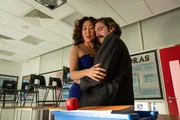 Eve (Sandra Oh) will einen ruhigen Moment mit Niko (Owen McDonnell) genie&szlig;en, als sie pl&ouml;tzlich ein ungutes Gef&uuml;hl &uuml;berkommt. Denn etwas sagt ihr, dass sie und ihr Mann in gro&szlig;er Gefahr schweben.