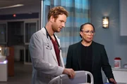 Sie treffen eine Entscheidung: Nick Gehlfuss als Dr. Will Halstead, S. Epatha Merkerson Sharon Goodwin Sie treffen eine Entscheidung: Nick Gehlfuss als Dr. Will Halstead, S. Epatha Merkerson Sharon Goodwin