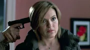 Det. Olivia Benson (Mariska Hargitay) sichert Spuren in einer verwüsteten Wohnung, als ihr plötzlich eine Waffe an den Kopf gehalten wird. Doch wer bedroht sie?