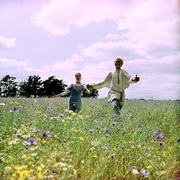 Wassja (Alexej Katyschew, re.) besteht alle Pr&uuml;fungen aus Feuer, Wasser und Posaunen und befreit seine Freundin Aljonuschka (Natalja Sedych, li.) aus den F&auml;ngen des b&ouml;sen Zauberers Kastschej. Gl&uuml;cklich laufen beide &uuml;ber bl&uuml;hende Wiesen und necken &uuml;berm&uuml;tig die Ziege "Wei&szlig;chen".