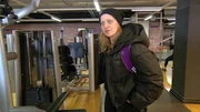 Farina (38) möchte mehr Bewegung in ihr Leben bringen und prüft ein nahegelegenes Fitnessstudio. Farina (38) möchte mehr Bewegung in ihr Leben bringen und prüft ein nahegelegenes Fitnessstudio.