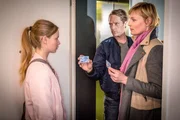 Mattes (Matthias Schloo, M.) und Melanie (Sanna Englund, r.) sind Sinje (Emilia Bernsdorf, l.) gefolgt und wollen sie befragen.