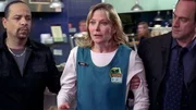 Det. Odafin Tutuola (Ice-T, l.) und Det. Elliot Stabler (Christopher Meloni) bringen Maia Graves (Deborah Raffin) aufs Revier. Hat sie etwas mit dem Verschwinden zweier Jugendlicher zu tun? +++ Det. Odafin Tutuola (Ice-T, l.) und Det. Elliot Stabler (Christopher Meloni) bringen Maia Graves (Deborah Raffin) aufs Revier. Hat sie etwas mit dem Verschwinden zweier Jugendlicher zu tun? +++