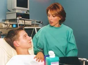 MDR Fernsehen IN ALLER FREUNDSCHAFT, FOLGE 200, "Ein zweites Leben". Pia (Hendrike Fitz) hat Angst um ihren Sohn (Karsten Kühn): Wenn nicht bald ein geeignetes Spenderherz gefunden wird, scheint es für Jakob keine Rettung mehr zu geben...