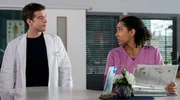 Emma (Elisa Agbaglah, r.) und Ben (Philipp Danne, l.) besprechen sich zu ihrer Patientin.