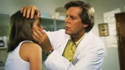 Dr. Stefan Frank (Sigmar Solbach) untersucht Svenja Forst (Margit Dirscherl), die mit Bluterg&uuml;ssen und Prellungen in seine Praxis gekommen ist.
